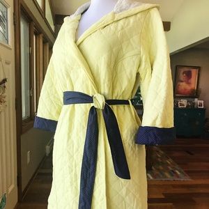 Women’s hooded, quilted short dressing robe